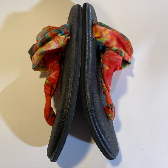 Sanuk yoga mat sling 2, size 11 tropical floral pattern, GUC see defect on sole - Picture 4 of 7